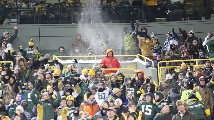 Green Bay Packers paying volunteers to shovel Lambeau Field before NFL  playoff game | Fox Business