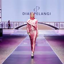 Berbagai macam desain karya dian pelangi ini diantaranya desain busana batik, kebaya maupun gaun. 10 Busana Muslim Rancangan Dian Pelangi Desainnya Futuristik
