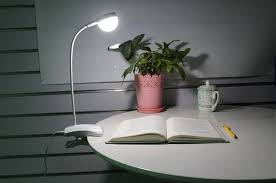 Philips 71567 pear lampu menjadi lampu belajar yang bisa membantu pencahayaan di meja belajar atau kerja sekaligus mempercantik ruangan. Tips Memilih Lampu Meja Belajar Yang Tepat Dan Terbaik Blog Ruparupa