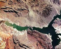 بحيرة ميد هي بحيرة جميلة تقع بين ولاية نيفادا وولاية أريزونا lake mead in nevada and arizona lake mead space earth natural landmarks