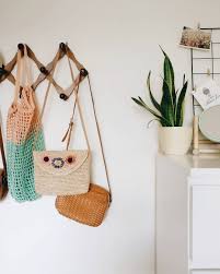 Un Bout De Notre Chambre Ou J Ai Enfin Installe Ce Joli Porte Manteau Chine Je Ne Sais Plus Ou J Y Ai Accroche Mes Sacs Preferes Inspiration Straw Bag Straw