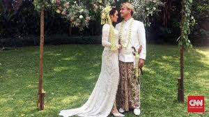 Selanjutnya sebuah cincin yang berada ditengah dan paling kanan adalah cincin pernikahan hamish dan raisa. Live Hari Bahagia Hamish Raisa