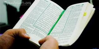 Demikianlah, sedangkan membaca al qur'an tanpa menyetuh atau membawa mushaf dibolehkan bagi orang yang sedang berhadats kecil, ini sudah menjadi. Memegang Al Quran Terjemah Tanpa Wudhu Bolehkah Pecihitam Org