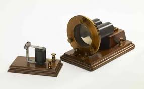 De elektromagnetische velden die deze apparaten opwekken. Biografie Van Alexander Graham Bell Uitvinder
