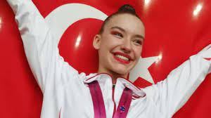 Aerobik cimnastik avrupa şampiyonası'nda türk sporcular, 2 altın, 1 gümüş madalya kazandı. Madalya Canavari Ayse Begum Onbasi Istiklal Marsimiz Okunurken Tuylerim Diken Diken Oldu Sozcu Gazetesi
