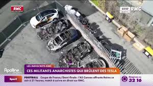 Photo Ces militants anarchistes qui brlent des Tesla