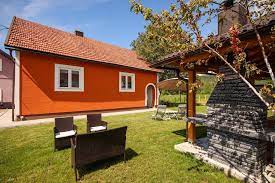 Rüyada yeni ahşap ev temizlemek, rüyya sahibini sevinçten uyutmayacak ve sabırsızlıklla kavuşmayı istediği bir eşyaya, malaa ya da bunlardan bütünüyle farrklı. Ruyada Eski Evini Gormek Ne Anlama Gelir Stabilhayat