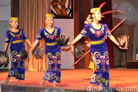 Dalam bahasa iban, pakaian kaum iban, sarawak akan menggunakan alat muzik mereka untuk menyambut perayaan dan pesta dengan tarian, persembahan, pemujaan dan perkahwinan. Pakaian Tradisional Etnik Sarawak Maruwiah Ahmat
