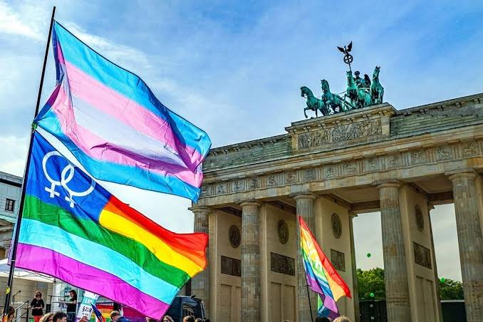 images?q=tbn:ANd9GcSIOtAPPBfV4v5k8zjA2mgBJbZNAqfGmVJDpGuObDYfBJoQC4jyIWBNS2c&s=10 Attentato al Pride di Berlino: un morto e 16 feriti dopo un furgone sulla folla, caccia al presunto responsabile