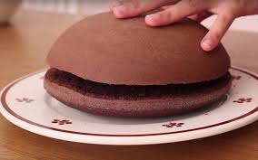 Prendiamo Il Pan Di Spagna Con La Parte A Semi Sfera Verso L Alto Tagliamolo A Meta Bagniamo La Base Con Del Latte E Farci Torte Idee Alimentari Torta Nuvola
