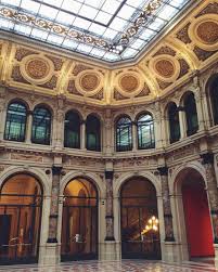 Ingresso Della Ex Sede Della Banca Commerciale In Piazza Della Scala A Milano Ora Utilizzato X Mostre D Arte Milano Italia Citta