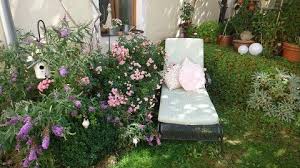 Liegestuhl Im Garten In 2020 Liegestuhl Garten Urlaub