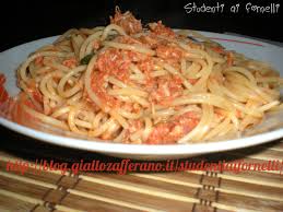 Soggetta ad infinite varianti per trovare l'equilibrio perfetto di sapori, la giusta cremosità e dolcezza, partendo già dalla scelta del tipo di pomodoro. Spaghetti Al Sugo Con Tonno Ricetta Semplice Studenti Ai Fornelli
