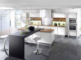 L'îlot central de cette cuisine tout en bois est massif. Cuisine Avec Ilot Central 27 Idees Inspirations Homelisty Ilots Central Cuisine Ilot Cuisine Agencement Cuisine