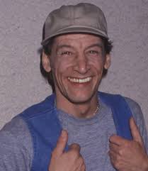 does anyone else think Mr. Zero from the "woman haters" short film looks  exactly like Jim Varney (Ernest) ?