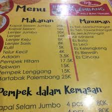 Adonan pempek yang kenyal ditambah dengan telur di dalamnya membuat kenikmatan makan pempek ini meningkat loh. Pempek Palembang Tjek Entis Jl Ngagel Jaya Selatan