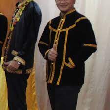 Lelakinyamemakai baju gaung, seluar souva, bengkung toogot dan pakainkepala yang disebut 'siga'. Baju Tradisional Kadazan Dusun Sabah