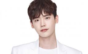 He debuted in 2005 as a runway model, becoming the youngest male model ever to participate i. à¸¡ à¸¥ à¸™ à¸­ à¸ˆà¸‡à¸‹à¸­à¸ Lee Jong Suk à¸à¸³à¸¥ à¸‡à¹€à¸ˆà¸£à¸ˆà¸²à¸ªà¸³à¸«à¸£ à¸šà¸¥à¸°à¸„à¸£à¹€à¸£ à¸­à¸‡à¹ƒà¸«à¸¡ à¸‚à¸­à¸‡ Sbs