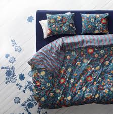 Facile da rimuovere e lavare, il piumino ideale può veramente trasformare l'atmosfera di una camera da letto in un istante. A Bed With A Quilt Cover And Two Pillowcases In Blue With Floral Pattern On One Side And Stripes On The Other Ikea ãƒ™ãƒƒãƒ‰ ä¸»å¯å®¤ã®ãƒ‡ã‚¶ã‚¤ãƒ³ å¯å®¤ã‚¤ãƒ³ãƒ†ãƒªã‚¢ã®ã‚¢ã‚¤ãƒ‡ã‚¢