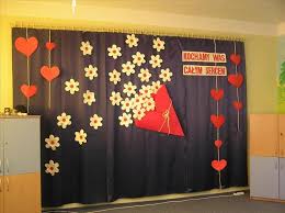 как украсить актовый зал в школе на новый год Uzyj Strzalek Na Klawiaturze Do Przelaczania Zdjec Christmas Arts And Crafts Board Decoration School Decorations