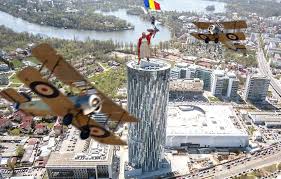 Stegarul dac, live, de pe o macara din piata romana, la o înălțime amețitoare !!! Queen Kong SosoacÄƒ S A Urcat Pe Un Zgarie Nori Cu Stegarul Dac In BraÅ£e