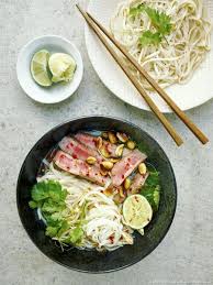 Soupe Pho Aux Epices Boeuf Nouilles De Riz Et Cacahuetes Recette Soupe Pho Nouilles De Riz Cuisine Asiatique