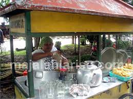 Bagi anda yang tidak bisa membuat bubur kini bisa membelinya. Ibu Mursiyem Pedagang Bubur Kacang Ijo Timur Perempatan Purwosari Solo Majalah Larise