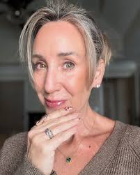 I don go do my nails this Christmas go hot ooo🤣🤣