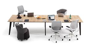 Conference tables are another key element of the workplace: Cubb Tische Steelcase