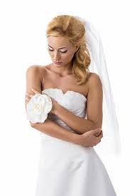 Bei längeren, schwereren haaren können sich die wellen je nach wetter und durch die vielen umarmungen der liebsten schneller aushängen. Schlichte Brautfrisur Hochzeitsfrisuren Brautfrisuren Fur Lange Haare