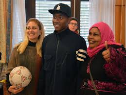 Zudem befürchtet er, dass die politik bezüglich der rückkehr. Gebe Gerne Etwas Zuruck David Alaba Besuchte Fluchtlinge In Wien Ottakring Vienna Online