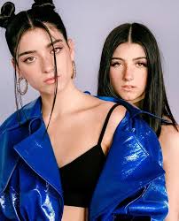 Dixie And Charli In 2020 Famous Girls Dixie Perfect Sisters