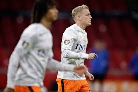 Er wordt ook naar het team verwezen als oranjeleeuwinnen, naar de kleur van het shirt en het logo van het team, een heraldisch gestileerde 'lionesse rampant' (klimmende leeuwin). Onsoranje Twitterissa 1 De Spelers Van Het Nederlands Elftal Dragen Vanaf Vanavond Het Onelove Logo Op Hun Warming Up Shirts Voor Verbinding En Dus Tegen Discriminatie Iedereen In Het Voetbal Heeft Minimaal 1 Ding