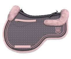 Disposant de fixations sûres et rapides, c'est un complément idéal aux amortisseurs mattes et à leur systèmes spinfree (qui dégage la colonne vertébrale du cheval) ou pour les amortisseurs avec. Eurofit Schabracke Mattes Online Shop