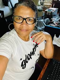 When it's Friday morning, you take a dip in the pool to show ladys who the  real boss is 😈