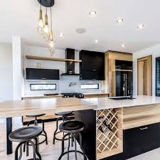 Combinaison De Noir Et De Bois Dans Une Cuisine Conviviale Copyright Editions Pratico Pratiques Concept Kitchen Layout Kitchen Inspirations Cuisine Design