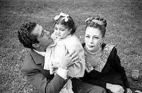 Abel Salazar con su hija y esposa, en un jardín | Mediateca INAH