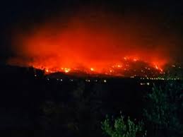 Σύμφωνα με την πυροσβεστική, η φωτιά ξέσπασε σε δασική έκταση από άγνωστη μέχρι στιγμής αιτία λίγο πριν από τις 06:00 το πρωί. Ovtd2c5oup7gum