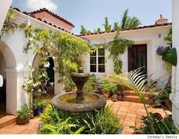 I Would Like A Fountain With The Greenery Hauser Im Spanischen Stil Spanischer Bungalow Haus Im Spanischen Stil