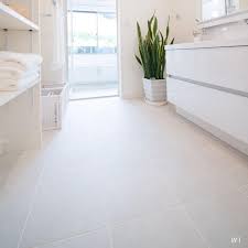 白い タイル 床