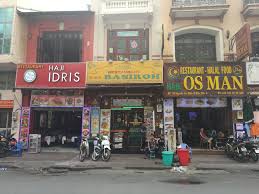 From vietnam to malaysia you can travel by plane or bus+train. Trip Ke Vietnam Hari 2