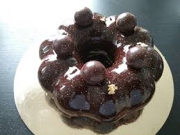 Entremet Chocolat Praline Glacage Miroir Chocolat Sphere Chocolat Feuille Or Paillettes Or
