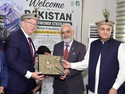 Polish cyclist completes 1,390-km tour from Islamabad to Khunjerab Pass