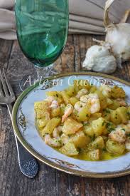 I gamberetti devono essere di medie dimensioni, bisogna privarli della testa e poi del filamento nero presente sul dorso, praticando una piccola incisione. Gamberetti E Patate In Padella Secondo Veloce