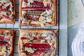 Rhabarber Frangipane Mandeltartes Rezept Lebensmittel Essen Rhabarber Essen Und Trinken