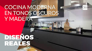 No suele tener muy buena reputación dentro del interiorismo, y mucho menos con la supremacía de las cocinas blancas, pero lo cierto es que el negro en las cocinas puede resultar sorprendentemente elegante y. Cocina Moderna En Tonos Oscuros Y Madera Youtube