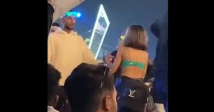 فتاة سعودية عارية في مهرجان ميدل بيست.. نزعت ملابسها واكتفت بحمالة  الصدر(شاهد)