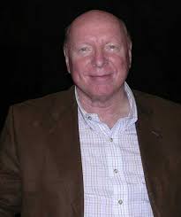 L'un des personnages non principaux que je kiffe c'est lieutenant-général  George Hammond. Son vrai nom d'acteur est Don S. Davis. Il est mort le 29  juin 2008 (65 ans). Don S. Davis