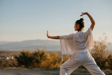 Dynamic posturing used to relieve mechanical stress and lower pain perception, généré par IA