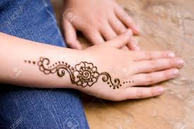Als je gestructureerd te werk wil gaan, teken je best een voorontwerp. Beauty Concept Henna Tattoo On Small Girl Hand Mehndi Is Traditional Indian Decorative Art Close Up Overhead View Stock Photo Picture And Royalty Free Image Image 104298959
